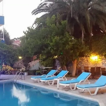 帕尔拉公寓式酒店 2* Çeşme